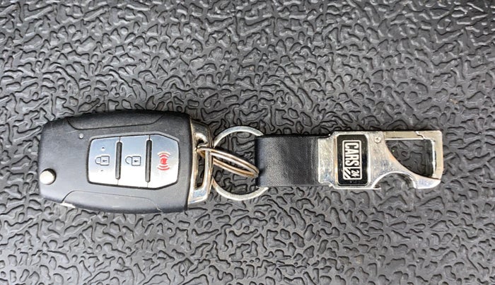 2019 Mahindra XUV300 W8 (O) 1.2 PETROL, Petrol, Manual, 57,202 km, Key Close Up