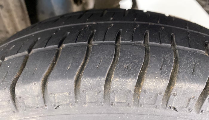 2016 Maruti Alto 800 LXI, Petrol, Manual, 31,818 km, Left Rear Tyre Tread