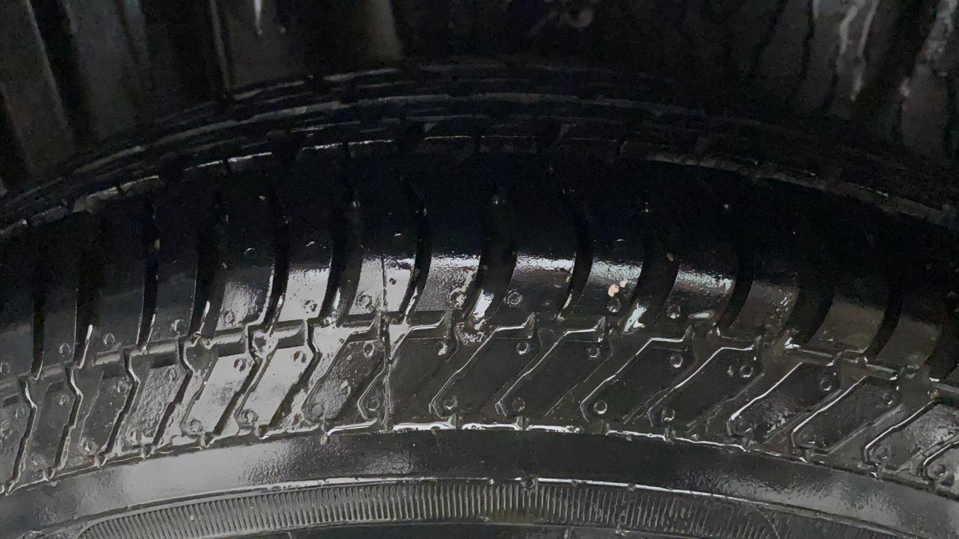 2015 Maruti Swift Dzire VXI, CNG, Manual, 1,18,645 km, Right Rear Tyre Tread