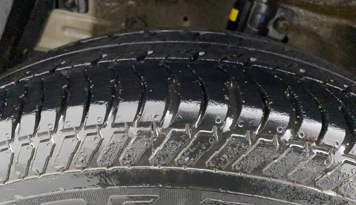2015 Maruti Swift Dzire VXI, CNG, Manual, 1,18,645 km, Left Front Tyre Tread
