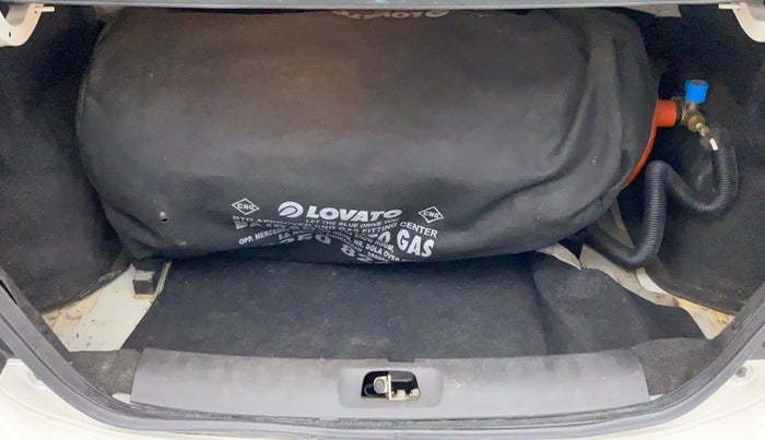 2015 Maruti Swift Dzire VXI, CNG, Manual, 1,18,645 km, Boot Inside