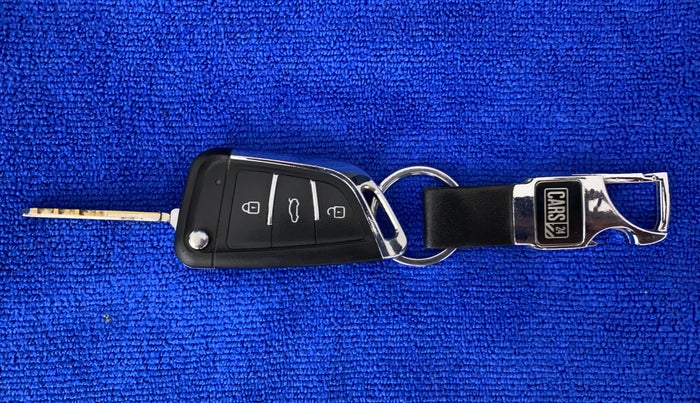 2015 Maruti Swift Dzire VXI, CNG, Manual, 1,18,645 km, Key Close Up