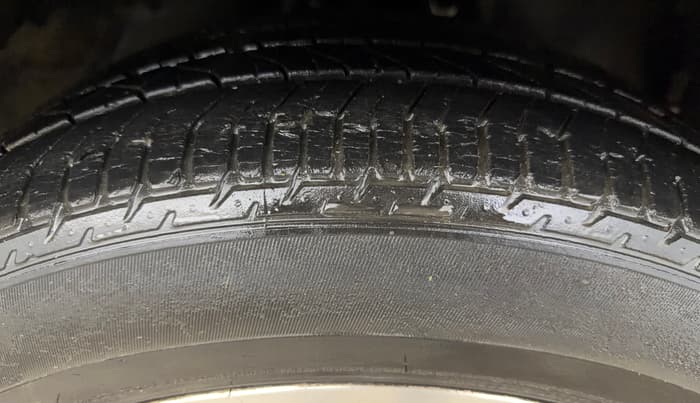 2016 Toyota Innova Crysta 2.7 ZX AT 7 STR, Petrol, Automatic, 1,19,991 km, Right Front Tyre Tread