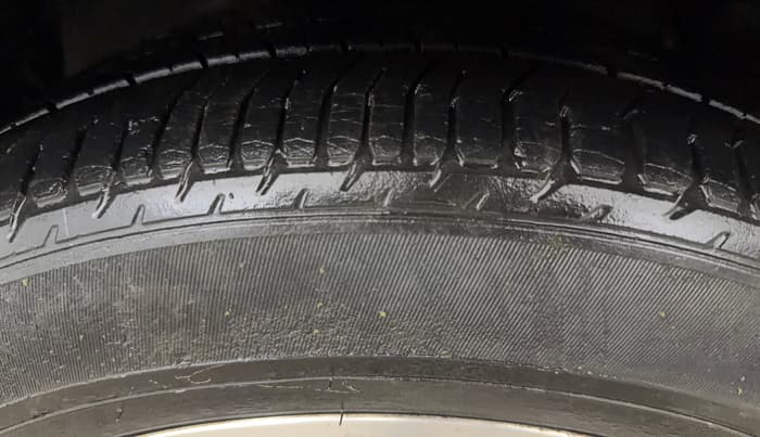 2016 Toyota Innova Crysta 2.7 ZX AT 7 STR, Petrol, Automatic, 1,19,991 km, Left Front Tyre Tread