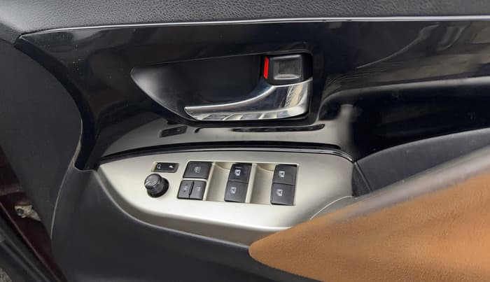 2016 Toyota Innova Crysta 2.7 ZX AT 7 STR, Petrol, Automatic, 1,19,991 km, Driver Side Door Panels Control