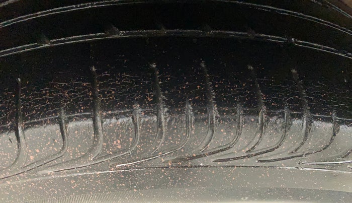 2016 Toyota Etios Liva V, Petrol, Manual, 37,689 km, Right Rear Tyre Tread