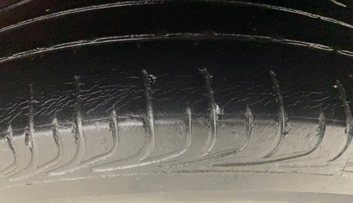 2016 Toyota Etios Liva V, Petrol, Manual, 37,689 km, Left Rear Tyre Tread