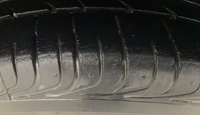 2016 Toyota Etios Liva V, Petrol, Manual, 37,689 km, Right Front Tyre Tread