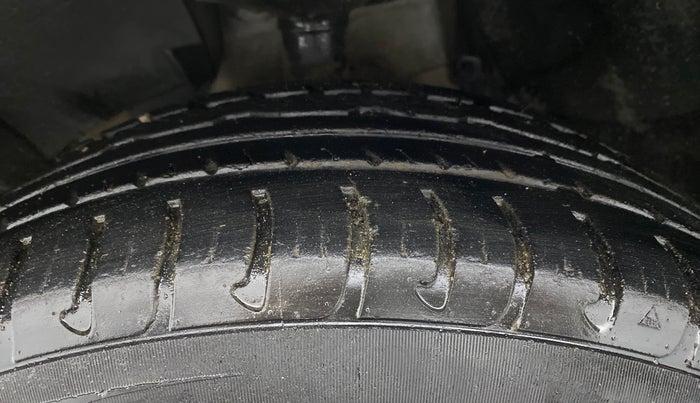 2015 Renault Duster 85 PS RXE DIESEL, Diesel, Manual, 90,602 km, Left Front Tyre Tread