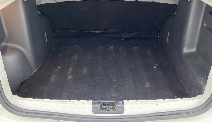 2015 Renault Duster 85 PS RXE DIESEL, Diesel, Manual, 90,602 km, Boot Inside