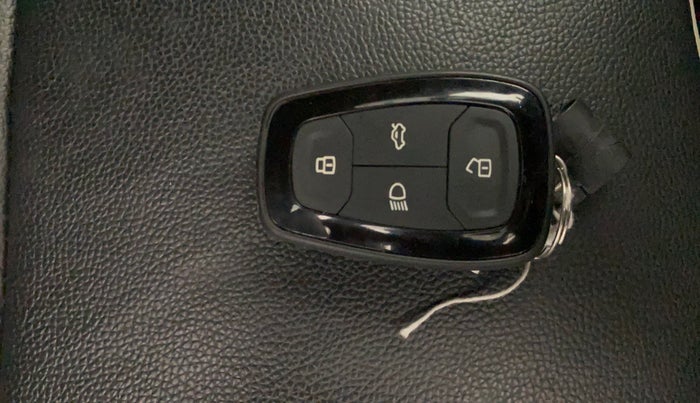 2023 Tata ALTROZ XZ + SUNROOF, Petrol, Manual, 8,013 km, Key Close Up