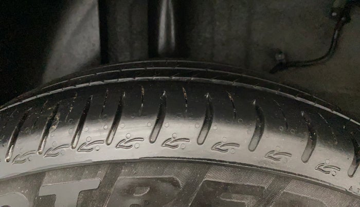 2023 Tata ALTROZ XZ + SUNROOF, Petrol, Manual, 8,013 km, Right Rear Tyre Tread