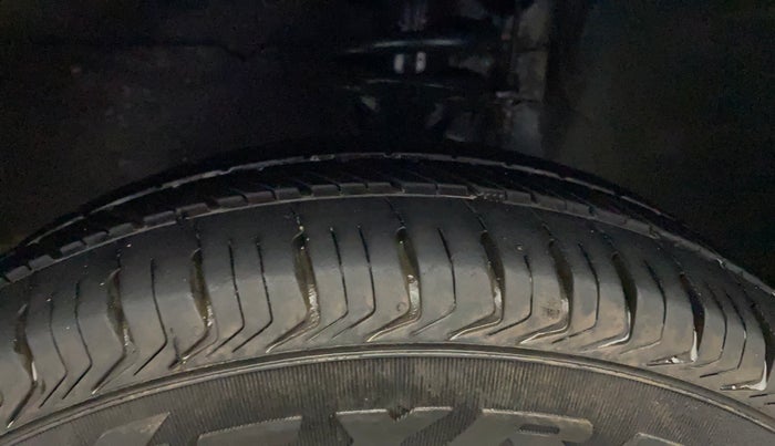 2015 Maruti Alto 800 LXI, Petrol, Manual, 65,005 km, Left Front Tyre Tread