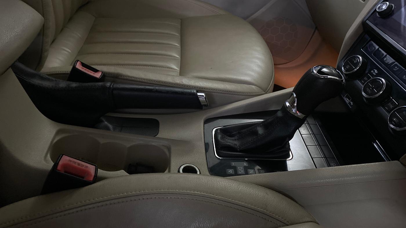 2018 Skoda Octavia L&K 1.8 TSI AT, Petrol, Automatic, 1,13,786 km, Gear Lever