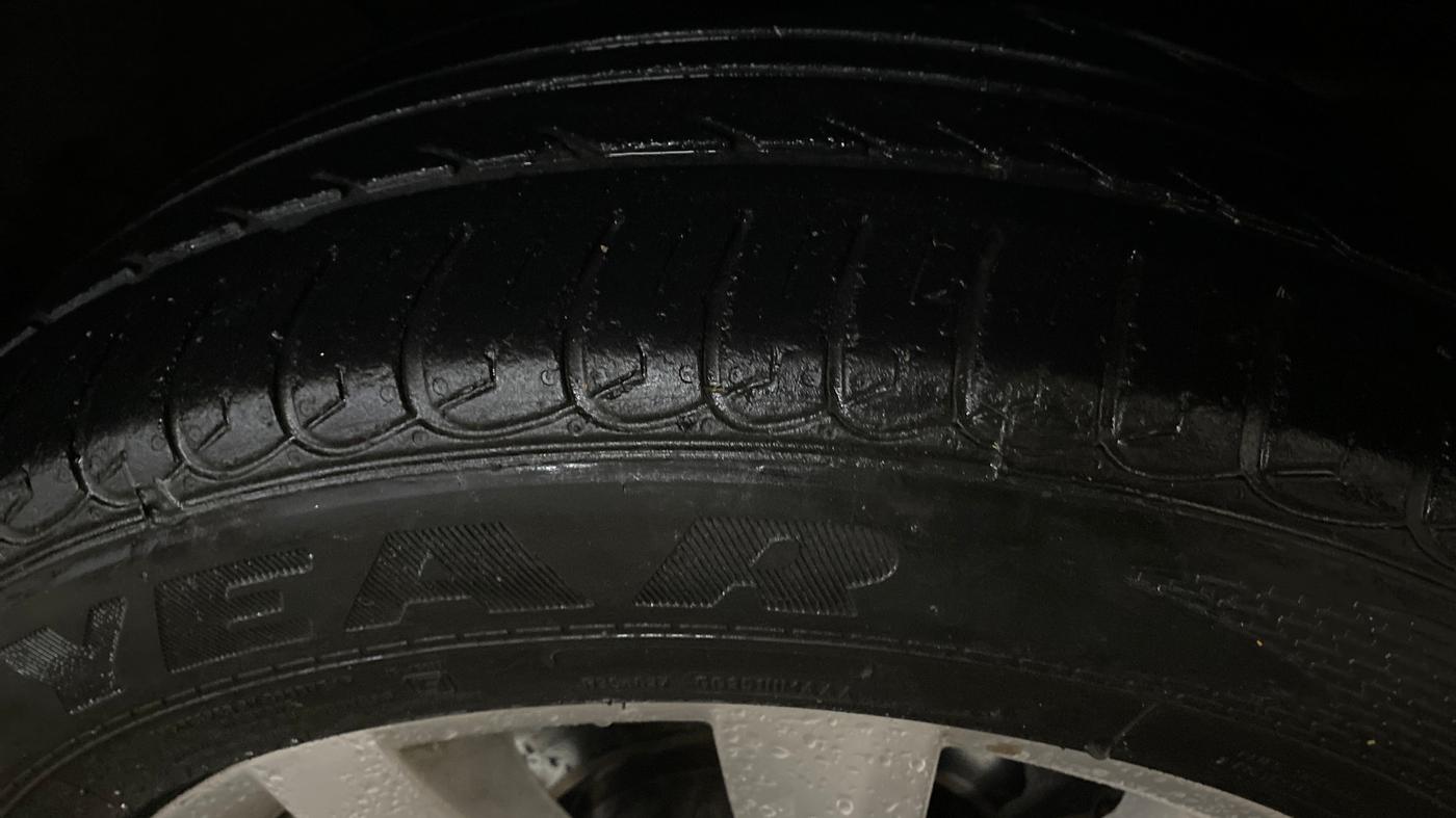 2018 Skoda Octavia L&K 1.8 TSI AT, Petrol, Automatic, 1,13,786 km, Right Front Tyre Tread