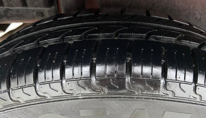 2014 Maruti Swift VXI D, Petrol, Manual, 29,470 km, Right Rear Tyre Tread