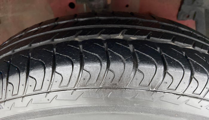 2014 Maruti Swift VXI D, Petrol, Manual, 29,470 km, Right Front Tyre Tread
