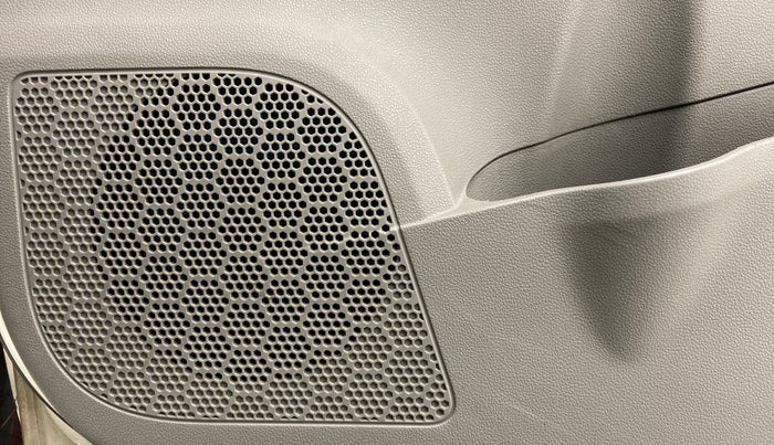 2016 Mahindra Kuv100 K8 D 6 STR, Diesel, Manual, 83,743 km, Speaker