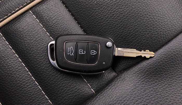 2022 Hyundai AURA S 1.2 CNG, CNG, Manual, 38,968 km, Key Close Up