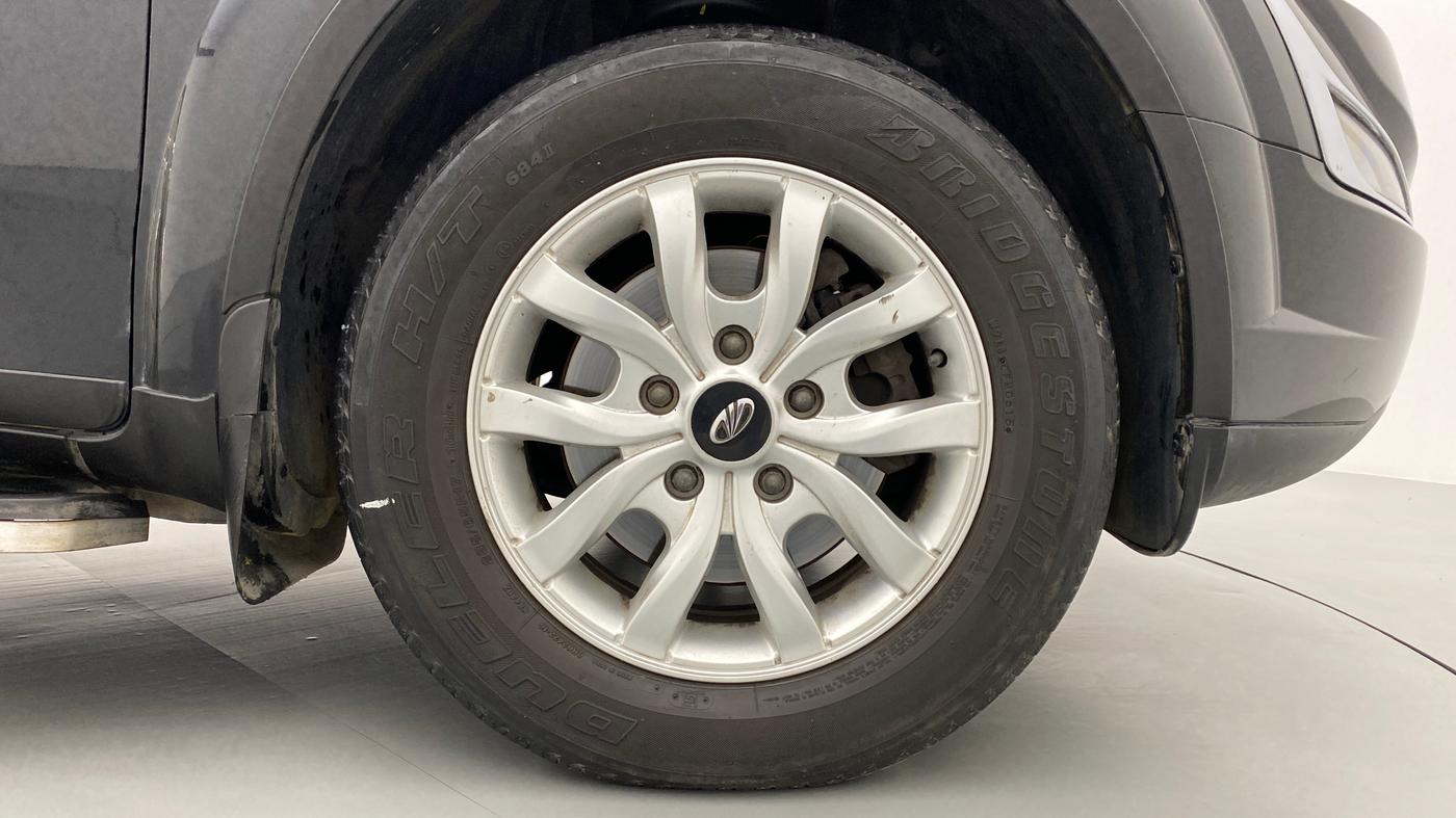 2016 Mahindra XUV500 W8 FWD AT, Diesel, Automatic, 52,369 km, Right Front Wheel