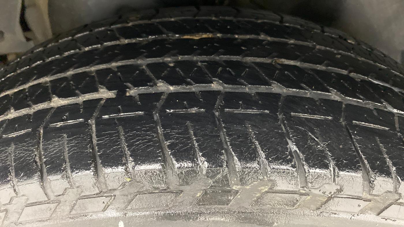2016 Mahindra XUV500 W8 FWD AT, Diesel, Automatic, 52,369 km, Right Rear Tyre Tread