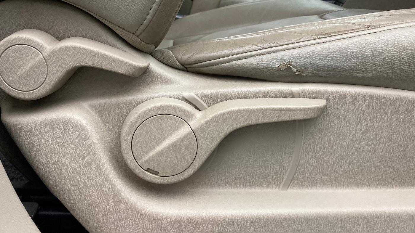 2016 Mahindra XUV500 W8 FWD AT, Diesel, Automatic, 52,369 km, Driver Side Adjustment Panel