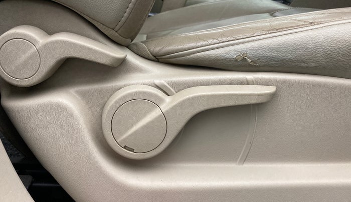 2016 Mahindra XUV500 W8 FWD AT, Diesel, Automatic, 52,369 km, Driver Side Adjustment Panel