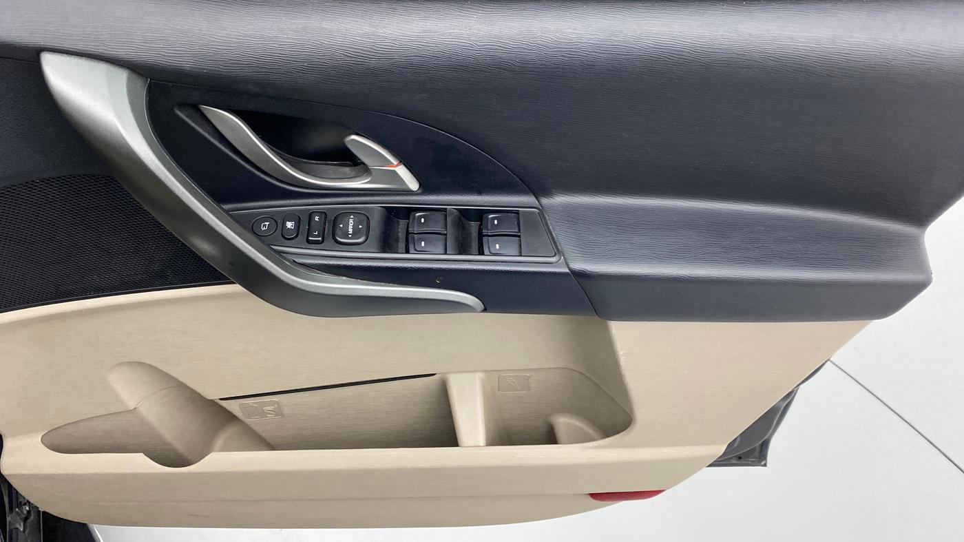 2016 Mahindra XUV500 W8 FWD AT, Diesel, Automatic, 52,369 km, Driver Side Door Panels Control