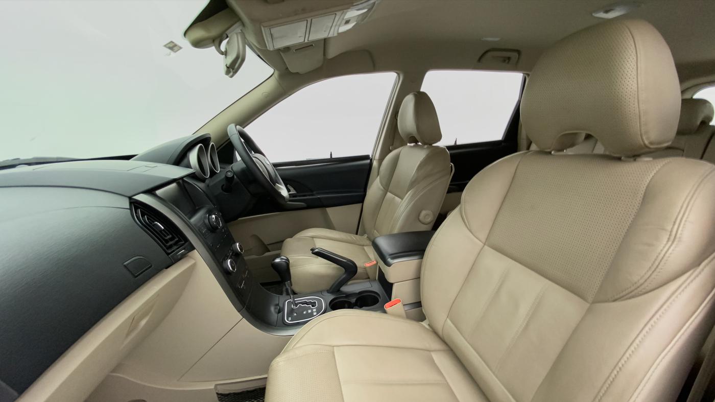 2016 Mahindra XUV500 W8 FWD AT, Diesel, Automatic, 52,369 km, Right Side Front Door Cabin