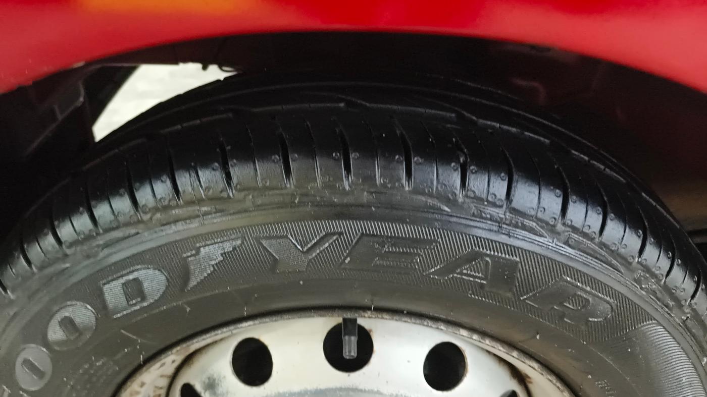 2015 Hyundai Eon ERA +, Petrol, Manual, 90,271 km, Right Rear Tyre Tread