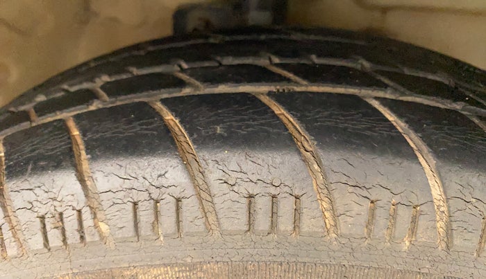2015 Maruti Celerio VXI AMT, Petrol, Automatic, 42,137 km, Right Front Tyre Tread