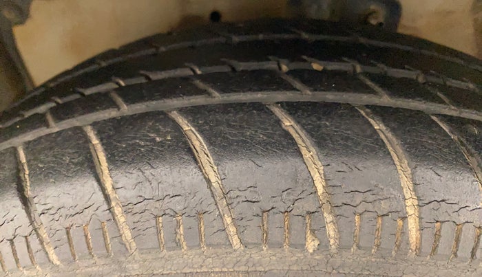2015 Maruti Celerio VXI AMT, Petrol, Automatic, 42,137 km, Left Front Tyre Tread