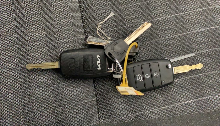 2021 KIA SONET HTK PLUS 1.2, Petrol, Manual, 10,324 km, Key Close Up