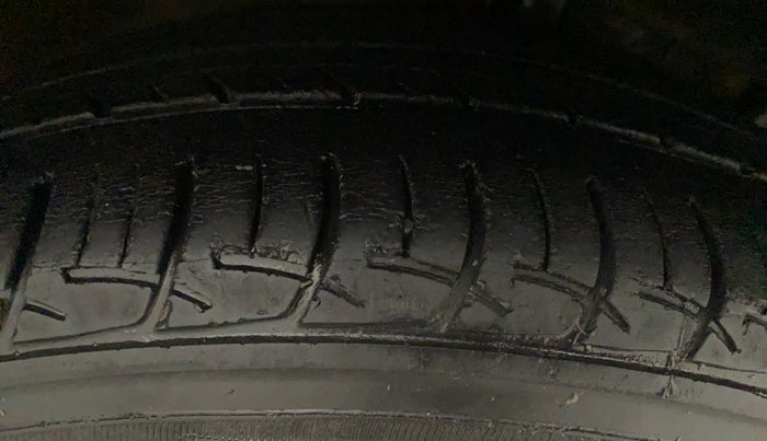 2015 Maruti Ciaz ZDI SHVS, Diesel, Manual, 77,169 km, Right Rear Tyre Tread