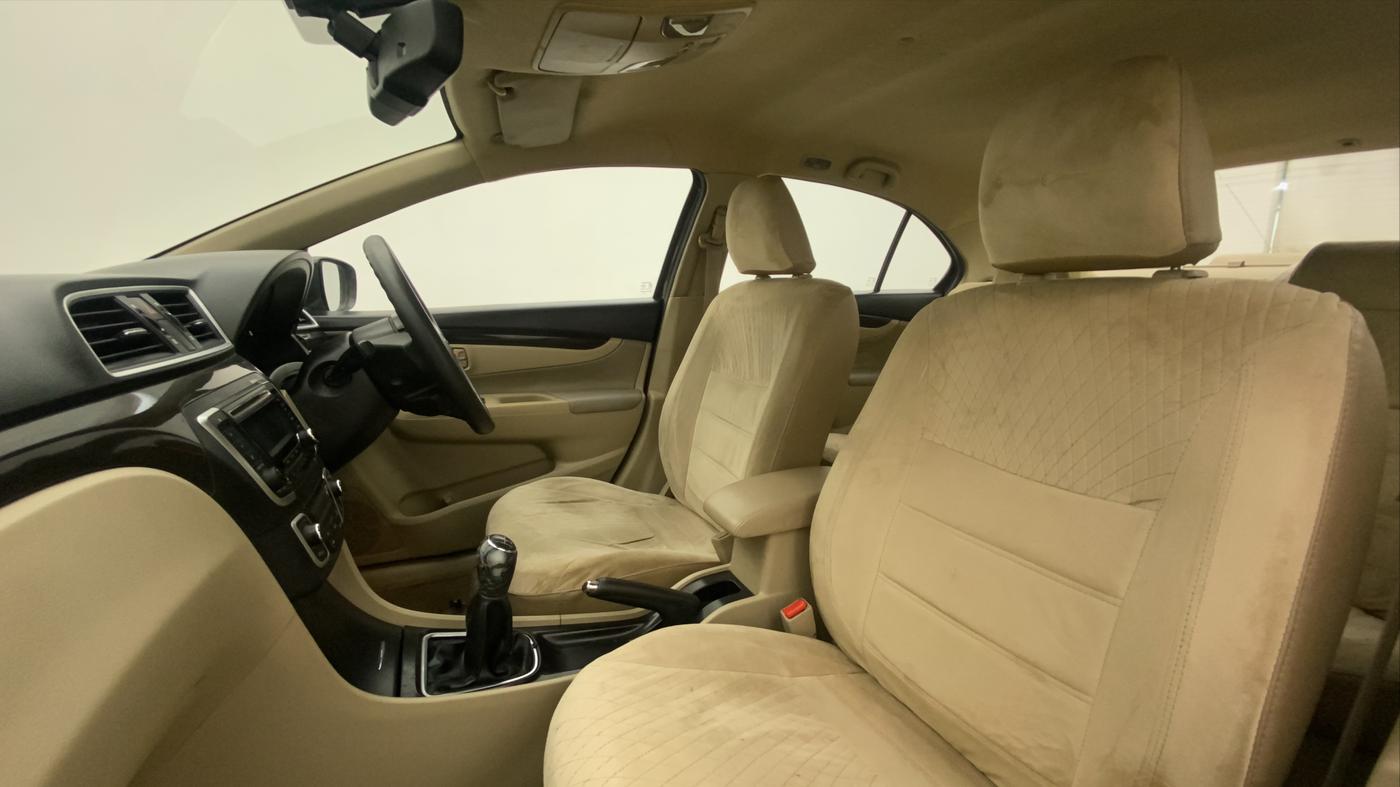 2015 Maruti Ciaz ZDI SHVS, Diesel, Manual, 77,169 km, Right Side Front Door Cabin