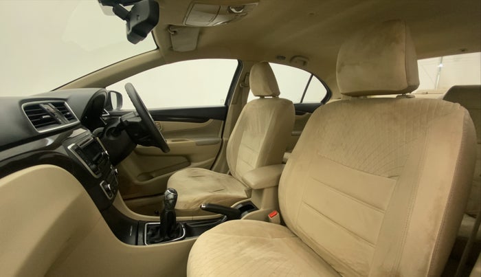 2015 Maruti Ciaz ZDI SHVS, Diesel, Manual, 77,169 km, Right Side Front Door Cabin