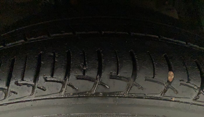 2015 Maruti Ciaz ZDI SHVS, Diesel, Manual, 77,169 km, Left Front Tyre Tread