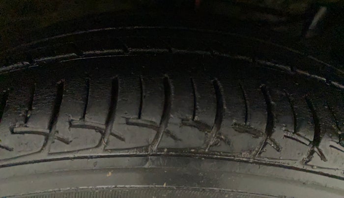 2015 Maruti Ciaz ZDI SHVS, Diesel, Manual, 77,169 km, Right Front Tyre Tread