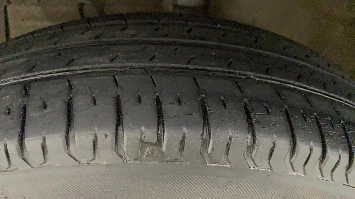 2013 Maruti Swift Dzire VDI, Diesel, Manual, 72,515 km, Left Front Tyre Tread