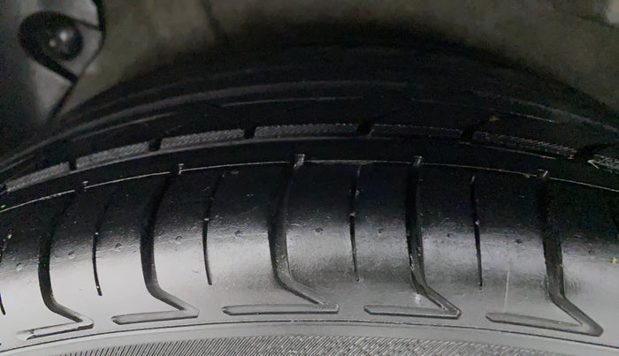 2015 Hyundai Verna FLUIDIC 1.6 CRDI S(O) 4S, Diesel, Manual, 1,01,566 km, Right Rear Tyre Tread