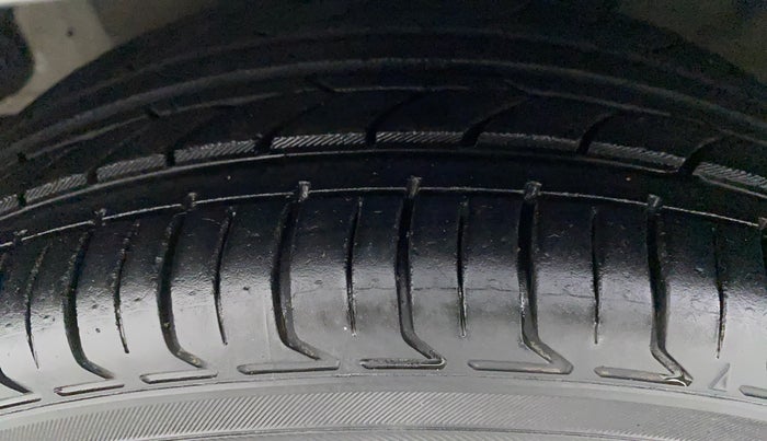 2015 Hyundai Verna FLUIDIC 1.6 CRDI S(O) 4S, Diesel, Manual, 1,01,566 km, Left Front Tyre Tread