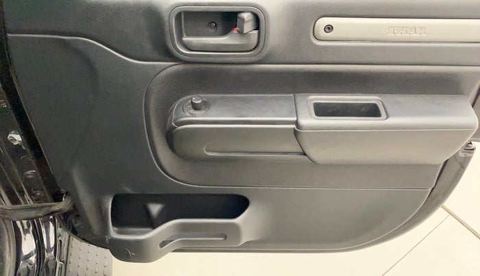 2022 Mahindra Thar LX PETROL HT 4WD AT, Petrol, Automatic, 20,952 km, Driver Side Door Panels Control