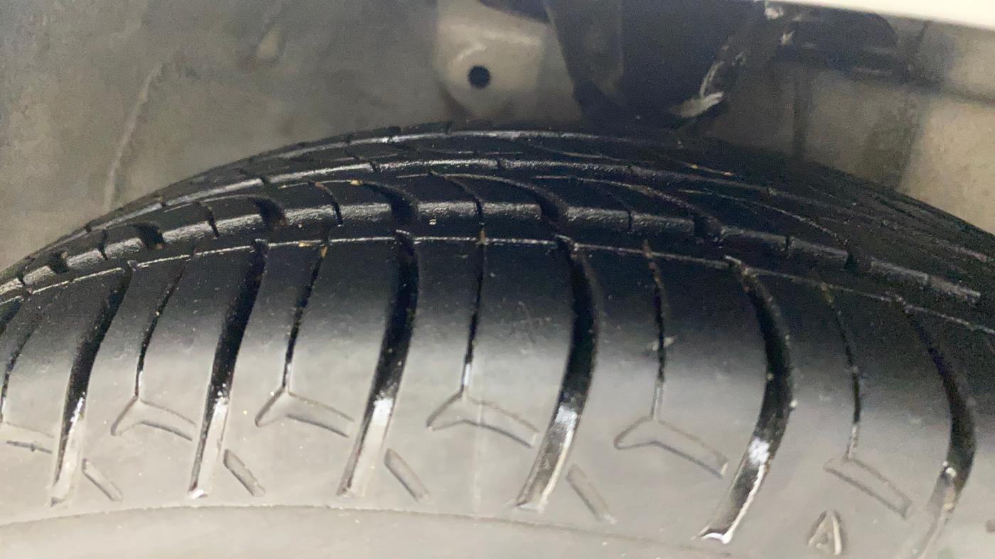 2018 Hyundai Eon ERA +, Petrol, Manual, 32,249 km, Right Front Tyre Tread