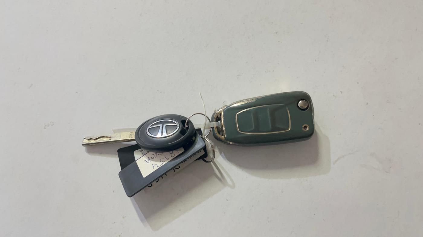 2022 Tata NEXON XM SUNROOF PETROL, Petrol, Manual, 22,474 km, Key Close Up