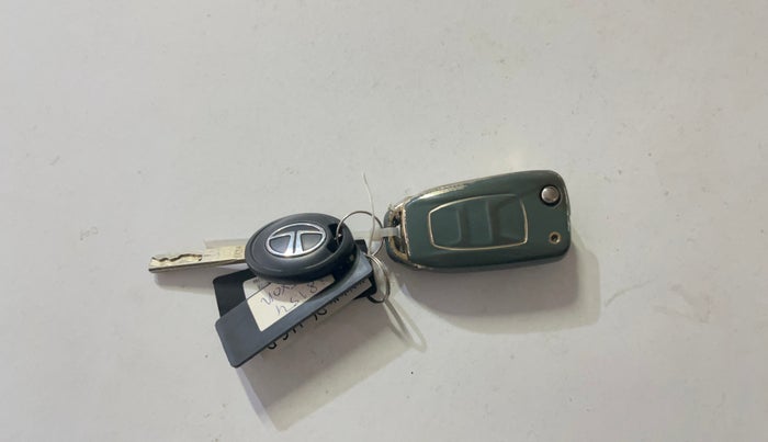 2022 Tata NEXON XM SUNROOF PETROL, Petrol, Manual, 22,474 km, Key Close Up