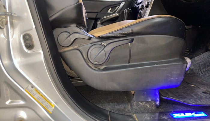 2018 Mahindra XUV500 W7 AT, Diesel, Automatic, 61,087 km, Driver Side Adjustment Panel
