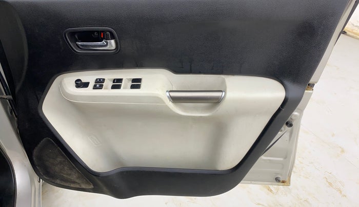 2017 Maruti IGNIS DELTA 1.2 AMT, CNG, Automatic, 1,32,357 km, Driver Side Door Panels Control