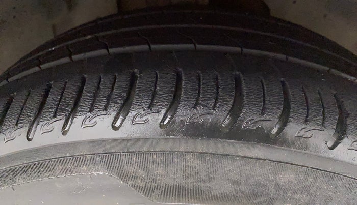 2020 Tata ALTROZ XZ PETROL, Petrol, Manual, 32,010 km, Right Front Tyre Tread