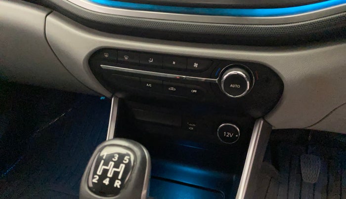 2020 Tata ALTROZ XZ PETROL, Petrol, Manual, 32,010 km, AC Unit - Directional switch has minor damage