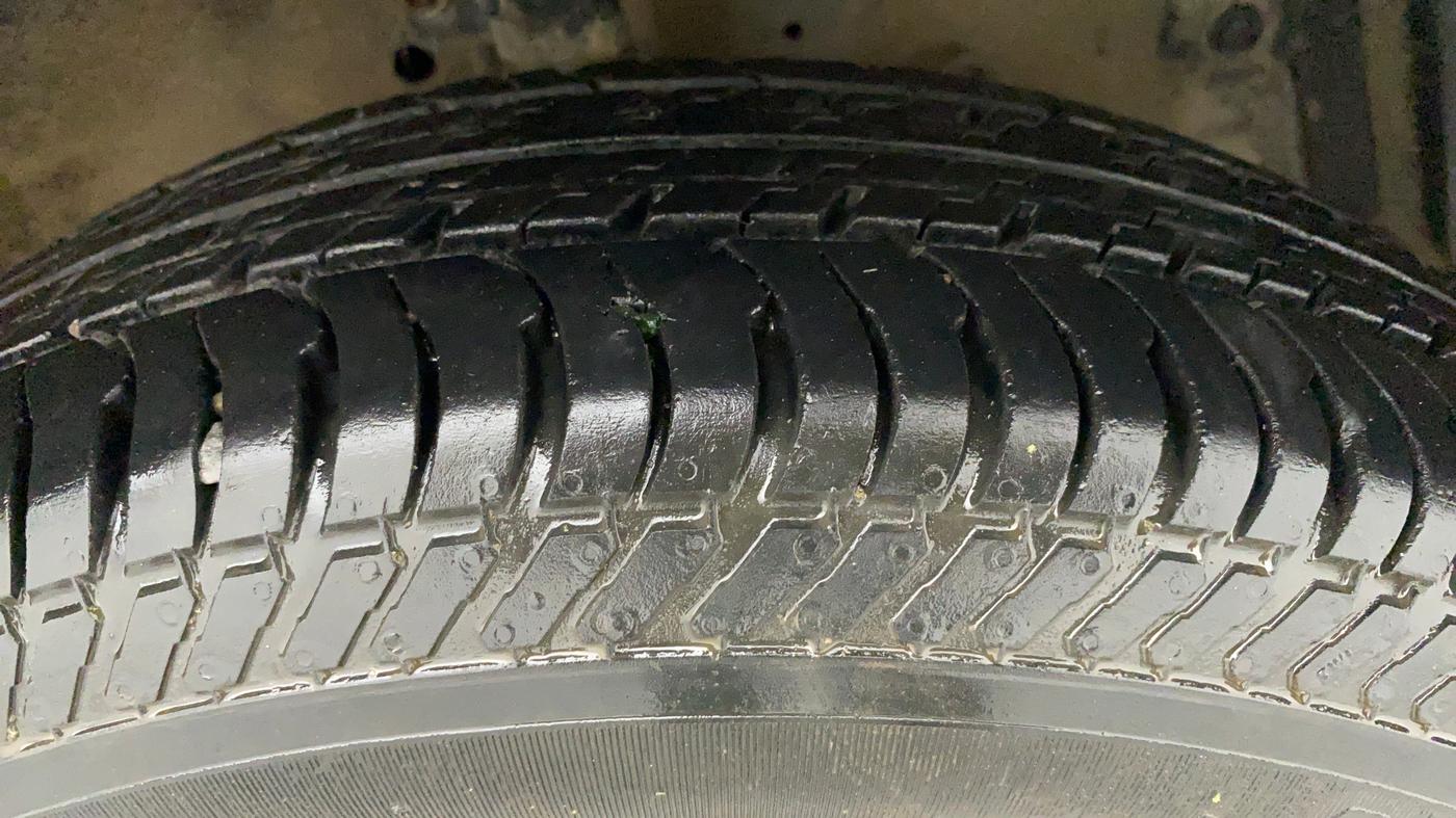 2017 Maruti Swift LXI (O), Petrol, Manual, 37,149 km, Right Front Tyre Tread